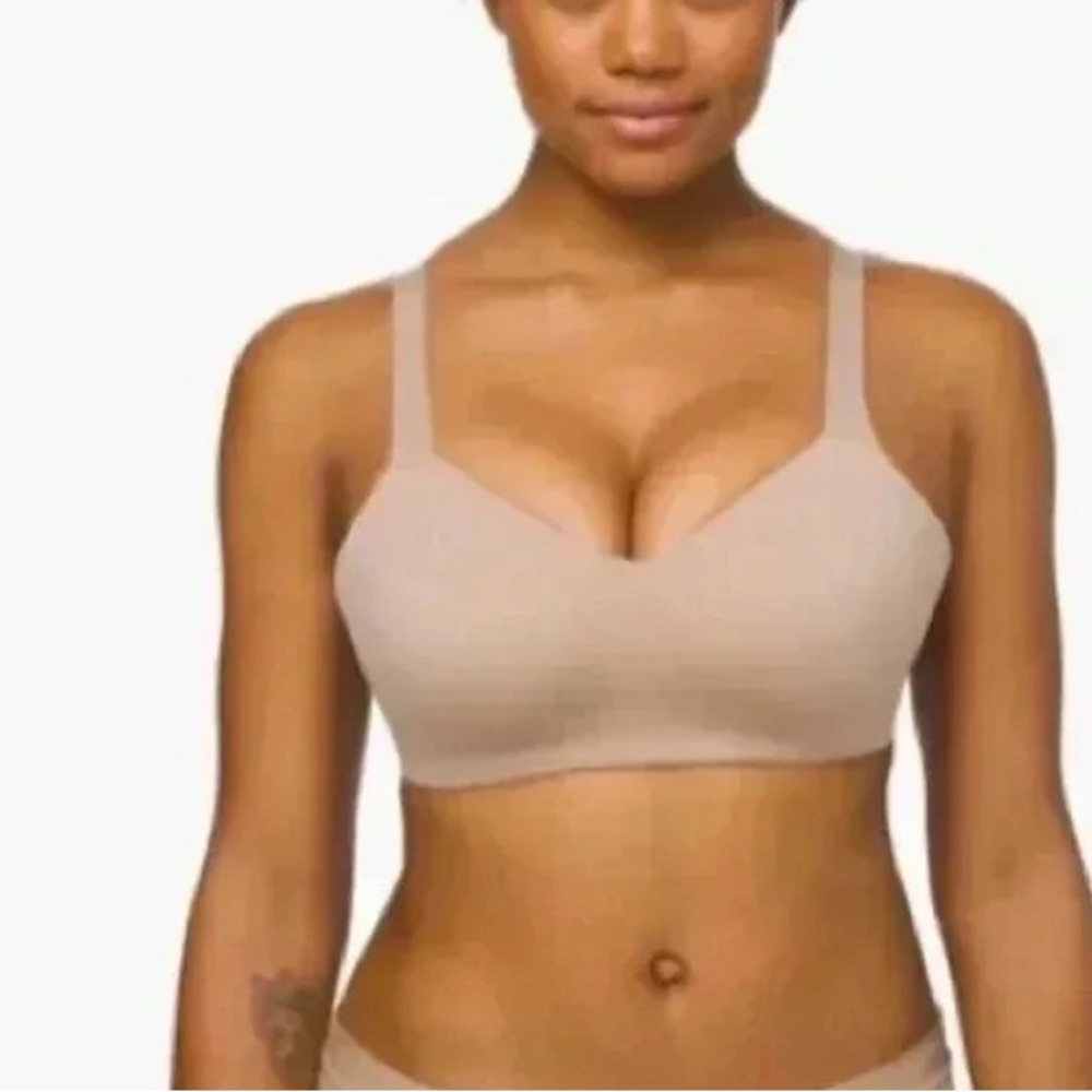 🦩CLEARANCE🦩 New! Hold True lululemon bra 32 D Sand beige colour